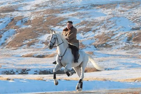 Hình ảnh ông Kim Jong- un cưỡi ngựa trắng trên núi Paektu được KCNA đăng tải 