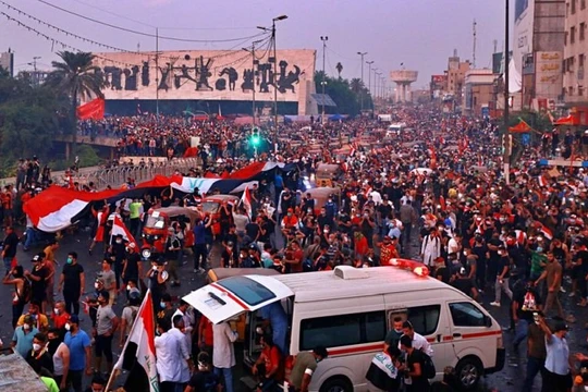 Người biểu tình đụng độ với lực lượng an ninh ở thành phố Kerbala (ảnh Reuters)