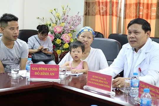 Vợ chồng bệnh nhân Nguyễn Thị Liên tới đón bé Bình An tại Bệnh viện Phụ sản Trung ương hôm nay 15/7.