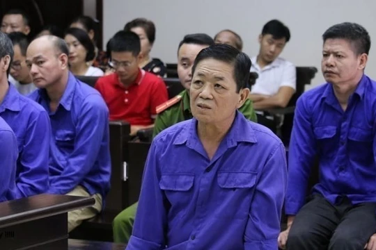 Nguyễn Kim Hưng (Hưng "kính") lĩnh án 4 năm tù về tội cưỡng đoạt tài sản.