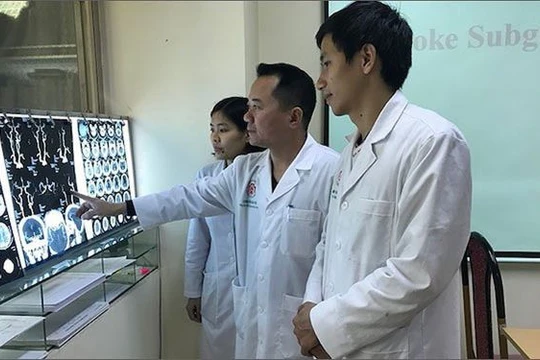 Nhóm bác sĩ của Bệnh viện Trung ương Quân đội 108 xem phim chụp của bệnh nhân đột quỵ