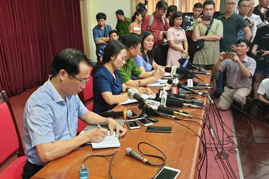 Buổi họp báo thông tin tại UBND quận Cầu Giấy.