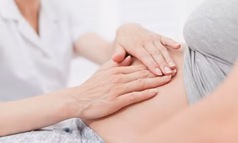 Thai phụ nên đi khám định kỳ để phòng ngừa những rủi ro có thể xảy đến.