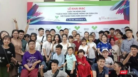 Các thí sinh chụp ảnh cùng với ban tổ chức cuộc thi.