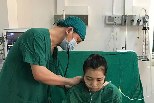 Bác sĩ chăm sóc cho C. sau mổ.