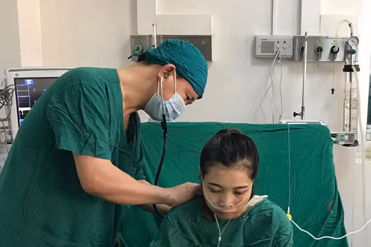 Bác sĩ chăm sóc cho C. sau mổ.