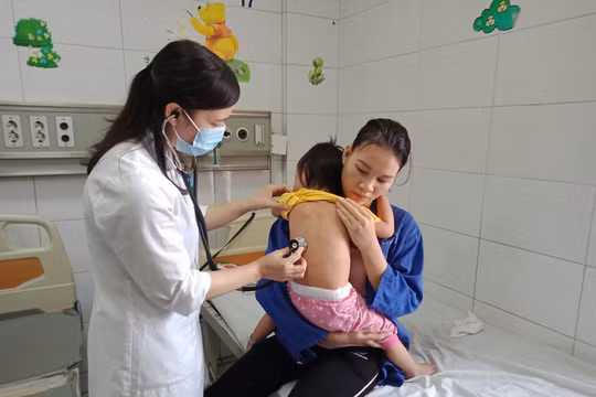 Thăm khám cho trẻ mắc sởi tại Bệnh viện Bệnh nhiệt đới Trung ương