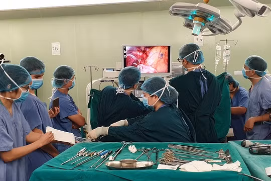 Các bác sĩ của Bệnh viện Bạch Mai thực hiện kỹ thuật mổ mới
