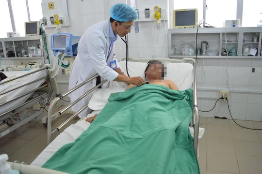 Bác sĩ của Bệnh viện đa khoa Trung ương Cần Thơ chăm sóc cho bệnh nhân T.