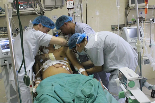 Nhóm bác sĩ của Bệnh viện E chăm sóc cho bệnh nhân sau phẫu thuật.