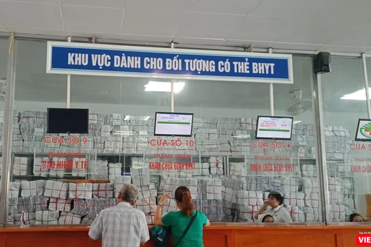 Bệnh nhân tới đăng ký khám, chữa bệnh bảo hiểm y tế tại Bệnh viện đa khoa Thành phố Vinh (Nghệ An).