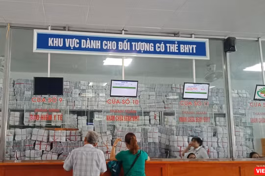 Bệnh nhân tới đăng ký khám, chữa bệnh bảo hiểm y tế tại Bệnh viện đa khoa Thành phố Vinh (Nghệ An).