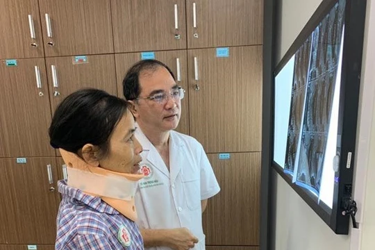 Bệnh nhân N. hồi phục sau khi mổ cắt khối u ở cổ.