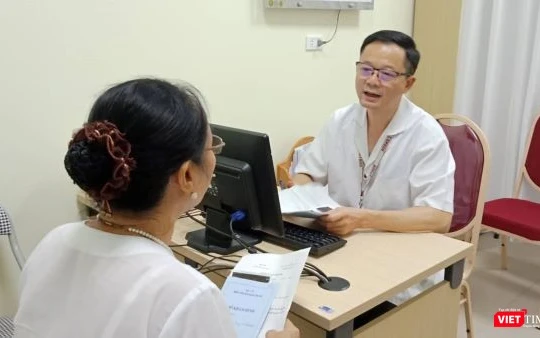 PGS.TS. Đỗ Trường Thành - Trưởng khoa Phẫu thuật tiết niệu, Bệnh viện Hữu nghị Việt Đức khám cho bệnh nhân.