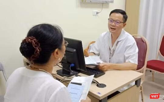 PGS.TS. Đỗ Trường Thành - Trưởng khoa Phẫu thuật tiết niệu, Bệnh viện Hữu nghị Việt Đức khám cho bệnh nhân.