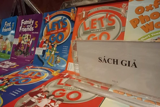 Một cuốn sách Tiếng Anh giả giống hệt với sách thật đang được sử dụng trong một số nhà trường của bậc giáo dục phổ thông.