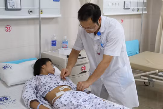 Bác sĩ thăm khám cho T. sau phẫu thuật