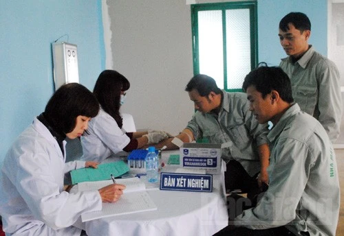 Người dân đi khám sức khỏe phát hiện bệnh sớm