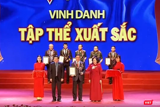 Ông Lương Ngọc Khuê - Cục trưởng Cục Quản lý Khám, chữa bệnh nhận giải thưởng tập thể xuất sắc tại Chương trình Vinh quang Việt Nam 2019.