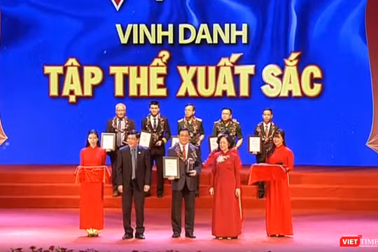 Ông Lương Ngọc Khuê - Cục trưởng Cục Quản lý Khám, chữa bệnh nhận giải thưởng tập thể xuất sắc tại Chương trình Vinh quang Việt Nam 2019.