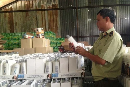 Lực lượng chức năng kiểm tra thực tế sản phẩm