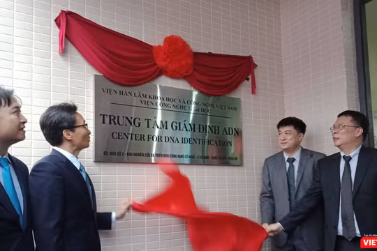 Phó Thủ tướng Chính phủ Vũ Đức Đam cùng ông Phan Xuân Dũng - Chủ nhiệm Ủy ban Khoa học công nghệ và môi trường của Quốc hội và đại diện các bộ, ngành khai trương Trung tâm Giám định ADN.