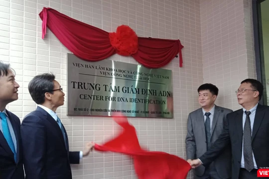 Phó Thủ tướng Chính phủ Vũ Đức Đam cùng ông Phan Xuân Dũng - Chủ nhiệm Ủy ban Khoa học công nghệ và môi trường của Quốc hội và đại diện các bộ, ngành khai trương Trung tâm Giám định ADN.
