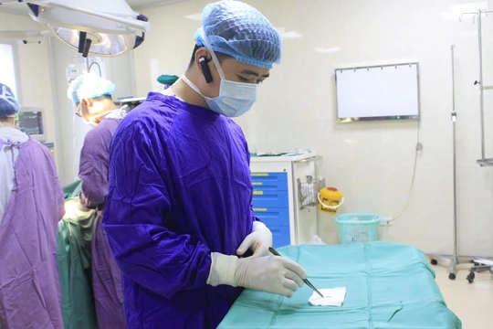 Bác sĩ gắp mẩu xương cá ra ngoài sau khi nội soi cho bệnh nhân.