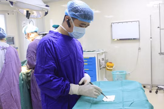 Bác sĩ gắp mẩu xương cá ra ngoài sau khi nội soi cho bệnh nhân.