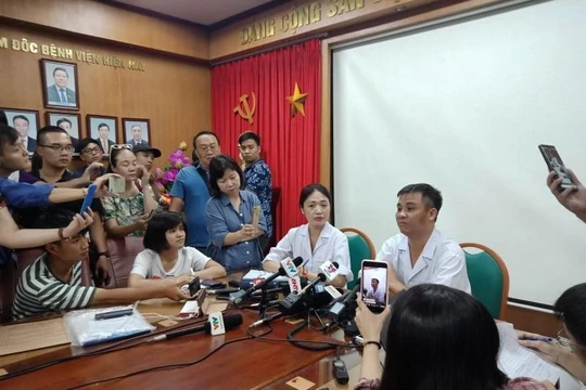 Bác sĩ Nguyễn Trung Nguyên - Giám đốc Trung tâm Chống độc, Bệnh viện Bạch Mai trả lời phỏng vấn báo chí.