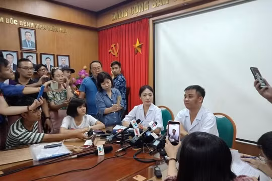 Bác sĩ Nguyễn Trung Nguyên - Giám đốc Trung tâm Chống độc, Bệnh viện Bạch Mai trả lời phỏng vấn báo chí.