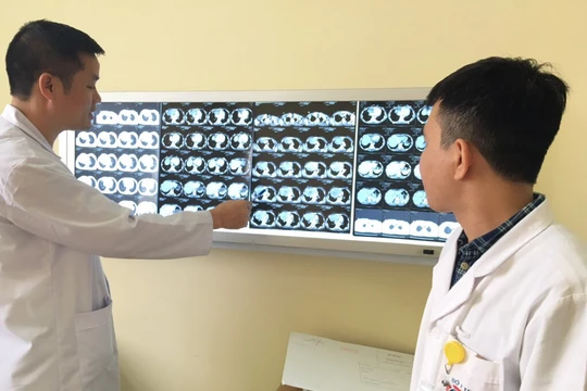 TS Nguyễn Khắc Kiểm trao đổi cùng đồng nghiệp về tình trạng bệnh của chị Lò Thị V.