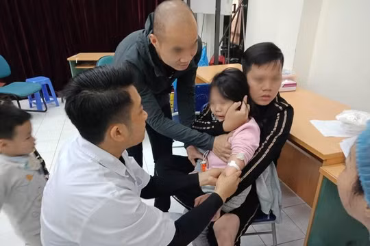 Nhiều trẻ sợ kim tiêm, quấy khóc khi lấy máu