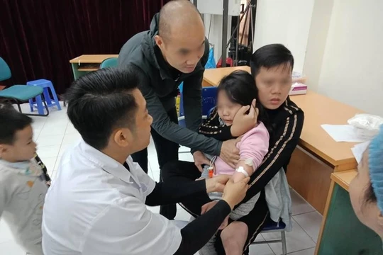 Nhiều trẻ sợ kim tiêm, quấy khóc khi lấy máu