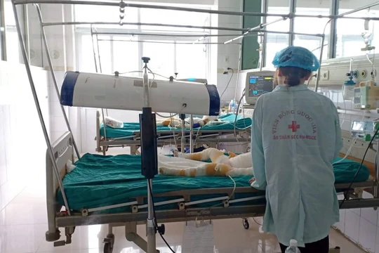 Các bé được người nhà chăm sóc tại Viện Bỏng Quốc gia.