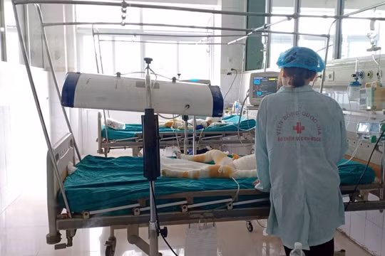 Các bé được người nhà chăm sóc tại Viện Bỏng Quốc gia.