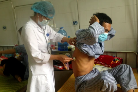 Bệnh nhân lao được bác sĩ khám chữa tại cơ sở y tế