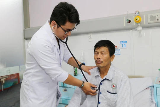 Bác sĩ Bệnh viện quận Thủ Đức (TP Hồ Chí Minh) thăm khám cho bệnh nhân (Ảnh: BVCC)