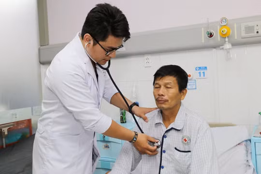 Bác sĩ Bệnh viện quận Thủ Đức (TP Hồ Chí Minh) thăm khám cho bệnh nhân (Ảnh: BVCC)