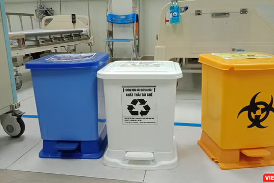 Thùng phân loại rác thải y tế tại Bệnh viện Nhi Trung ương.