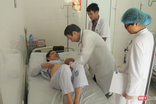 GS. TS Mai Trọng Khoa kiểm tra sức khỏe cho bệnh nhân ung thư được điều trị bằng cấy hạt phóng xạ