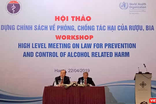 Thứ trưởng Bộ Y tế Nguyễn Trường Sơn (bên phải) và ông Kidong Park, đại diện của WHO tại Việt Nam chủ trì buổi tọa đàm trong khuôn khổ hội thảo 