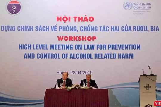 Thứ trưởng Bộ Y tế Nguyễn Trường Sơn (bên phải) và ông Kidong Park, đại diện của WHO tại Việt Nam chủ trì buổi tọa đàm trong khuôn khổ hội thảo 