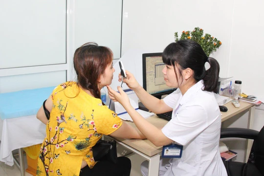 Bác sĩ của bệnh viện thăm khám cho người dân.