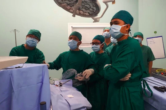 Cứu sống bé trai 13 tuổi bị thanh sắt đâm vào bụng xuyên thấu ngực