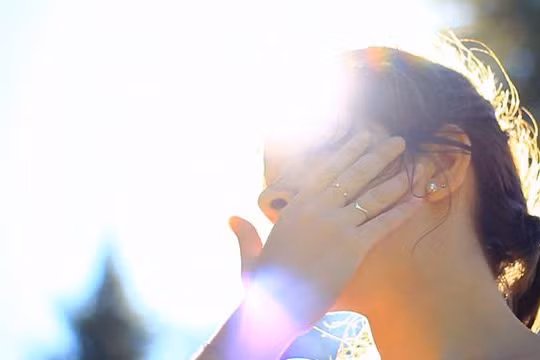 Khi trời nắng gay gắt, người dân cần chủ động bảo vệ sức khỏe để tránh rơi vào tình trạng sốc nhiệt.