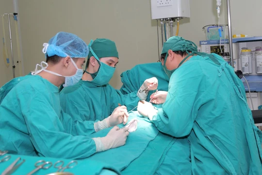 Bác sĩ của Bệnh viện đa khoa Đức Giang phẫu thuật cho bé trai.