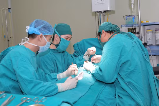 Bác sĩ của Bệnh viện đa khoa Đức Giang phẫu thuật cho bé trai.