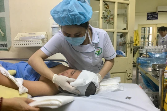 Bác sĩ Bệnh viện Hữu nghị Việt Đức chăm sóc cho nam sinh Hải Dương bị cột đỡ sào nhảy cao cắm trúng đầu