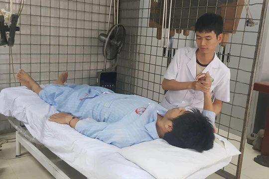 Bác sĩ khám chữa bệnh tại Bệnh viện Hữu nghị đa khoa Nghệ An